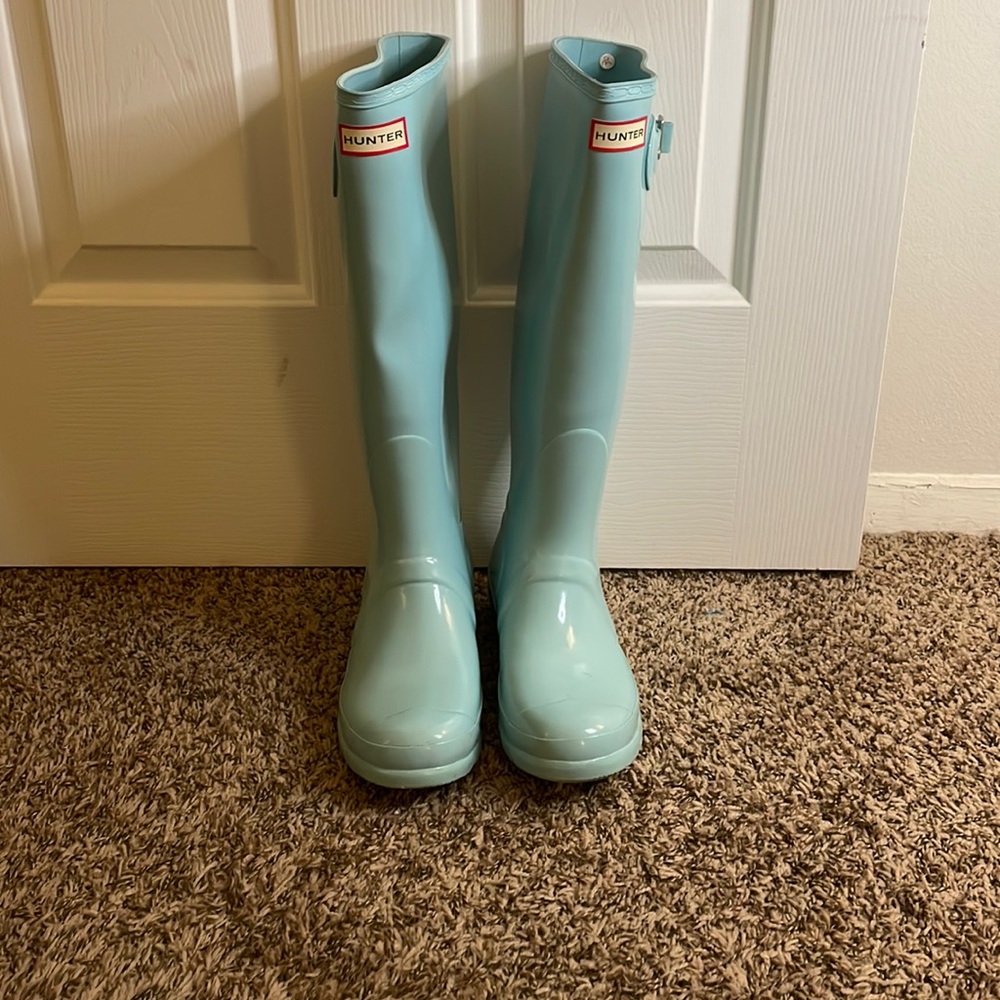 Tall Tiffany blue Hunter rain boots.  Size 9.